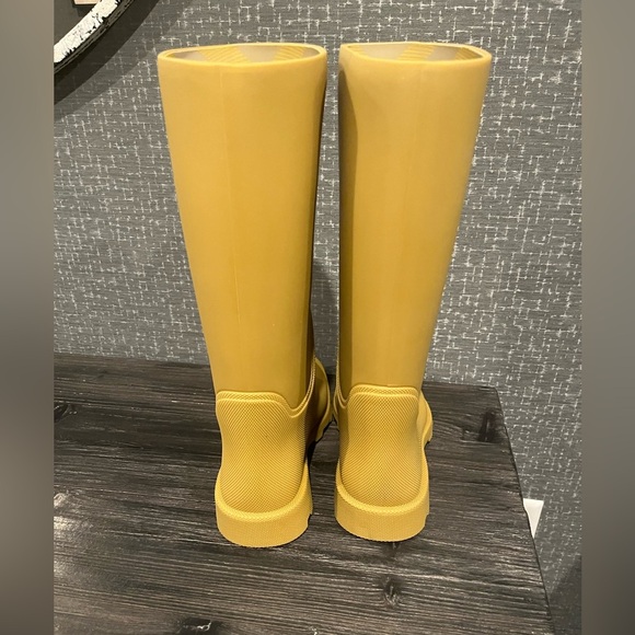 Burberry Yellow Winter Rain Boots - Picture 9 of 13